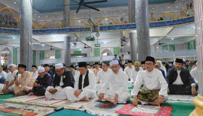 Gubernur Kepri dan Wawako Sholat Idul Adha Bersama Masyarakat di Masjid Al Furqon