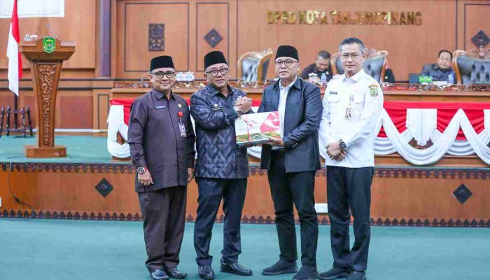 Walikota Tanjungpinang Serahkan Ranperda LPP APBD T.A 2024 ke DPRD