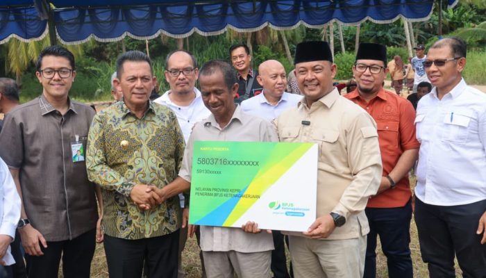 Pemprov Kepri Serahkan Bantuan Sarana Perikanan Bagi Nelayan di Pulau Kasu Batam 