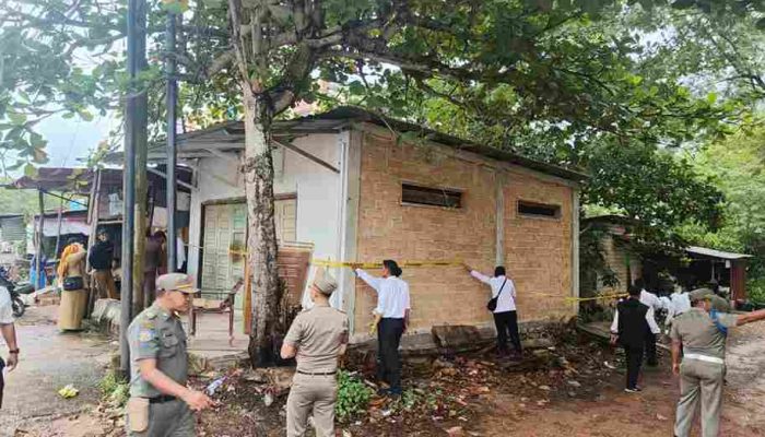 Satpol PP Bersama PPNS Tanjungpinang Segel Bangunan Tak Berizin Diatas Drainase 