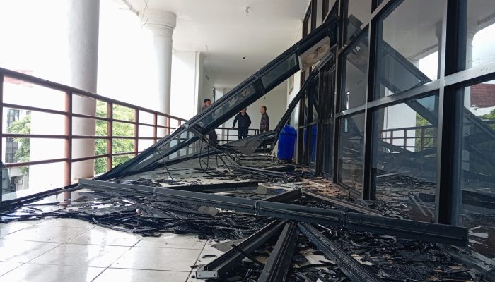 Angin Kencang, Dinding Kaca Kantor Barenlitbang Kepri Roboh