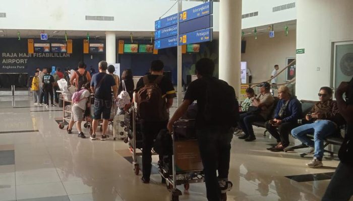 Diduga Bawa Narkotika, BNN Kepri Amankan Tiga WNA di Bandara RHF Tanjungpinang