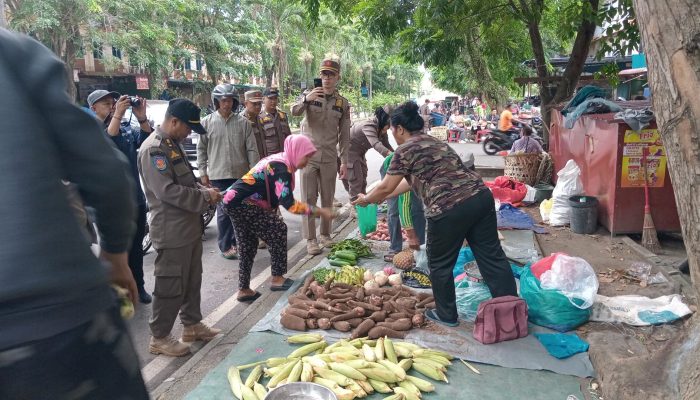 Satpol PP Tanjungpinang Tertibkan 36 PKL di Bintan Center