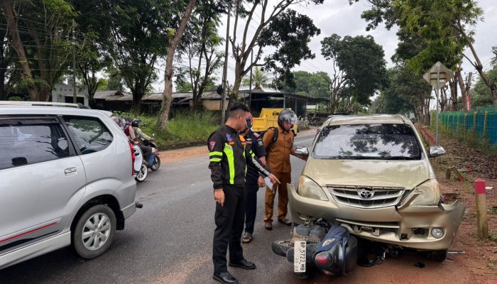 Laka Lantas di Bintan, Sepeda Motor Tabrak Mobil Toyota Avanza 