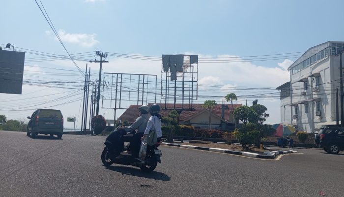 Papan Reklame di Jalan Soekarno-Hatta Berkarat, Resahkan Pengguna Jalan