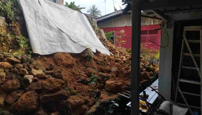 Hujan Deras, BPBD Tanjungpinang Tangani Tanah Longsor di Kelurahan Kemboja