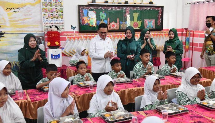 Mendag RI Bersama Gubernur Kepri Tinjau Pelaksanaan MBG di Yayasan Ibnu Sina Batam