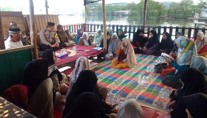 Bhabinkamtibmas Gelar Pengajian dan Ceramah Agama Bersama Majlis Taklim di Tanjung Unggat