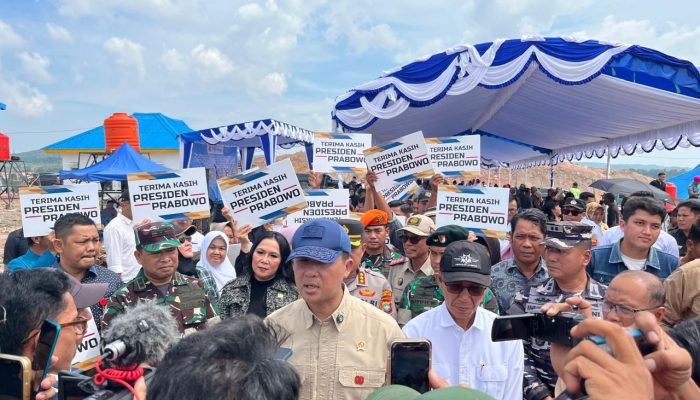Kementrans RI Serahkan 94 SHM Warga di Tanjung Banun Kota Batam