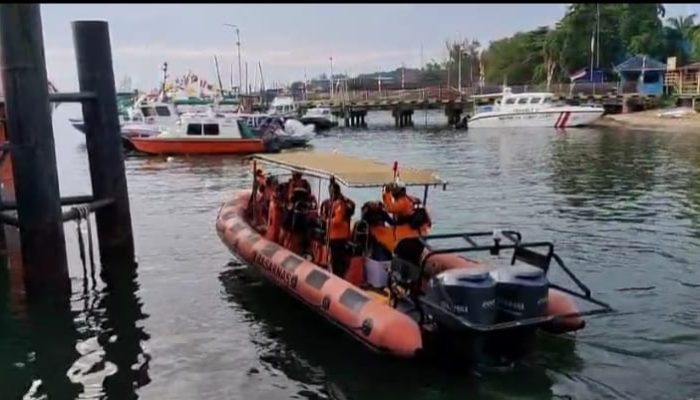 Tim SAR Lanjutkan Pencarian Pria Terjatuh Ke Laut Saat Perbaiki Kapal Tongkang