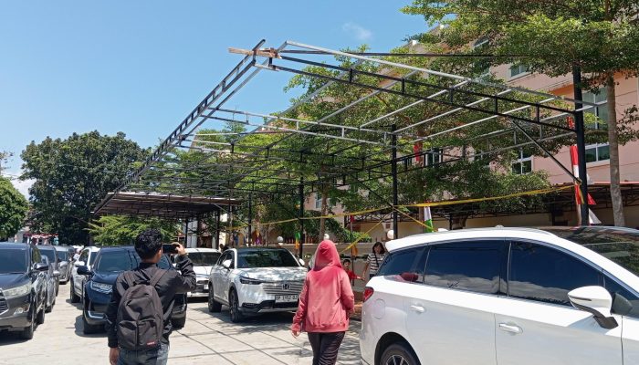 Satpol PP Tanjungpinang Hentikan Pemasangan Kanopi Sekolah Pelnus Tak Berizin