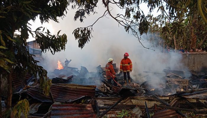 Rumah Terbakar Tidak Ditempati Pemilik Berisi Barang dan Baju Seken