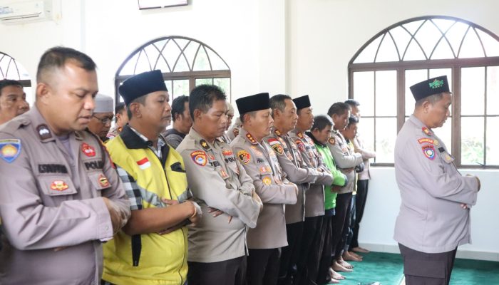 Kapolresta Tanjungpinang Ajak Komunitas Ojol Tunaikan Shalat Ghaib di Polresta Tanjungpinang 