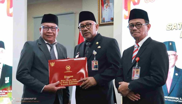 180 PNS Pemko Tanjungpinang Terima Satyalancana Karya Satya