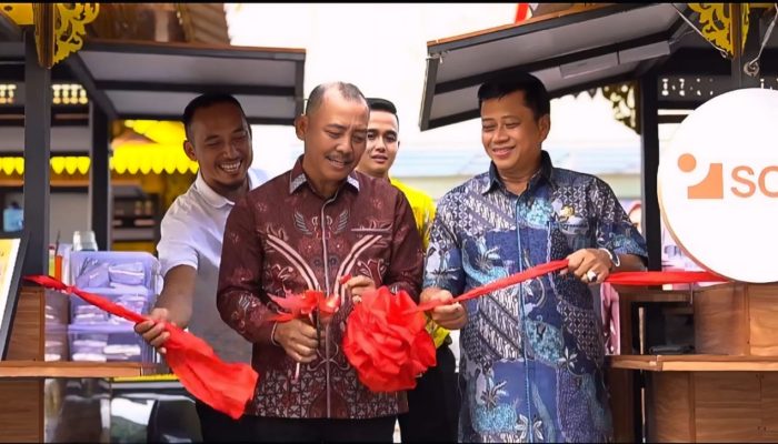 Pemprov Kepri Bersama PT SMI Serahkan Bantuan Gerobak Untuk 17 Pelaku UMKM