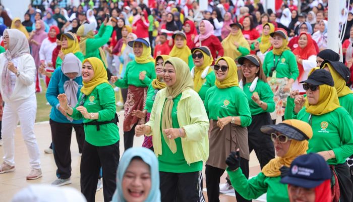 Warga Antusias Ikuti Senam Sehat Bersama BKOW Kepri di Halaman Gedung Daerah