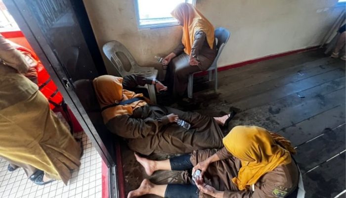 Angkut Pegawai, Pompong Penyengat Terbalik Diterjang Angin Kencang