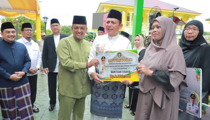 Pemprov Kepri Serahkan Berbagai Bantuan Untuk Masyarakat di Pulau Penyengat