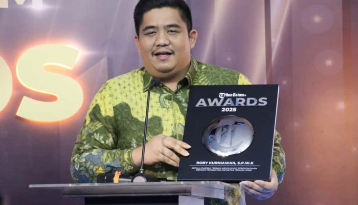 Prioritaskan TK Lokal, Bupati Roby Terima Penghargaan Tribun Batam Awards 2025