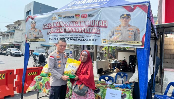 Warga Belanja Sembako Murah di GPM Polsek Tanjungpinang Kota