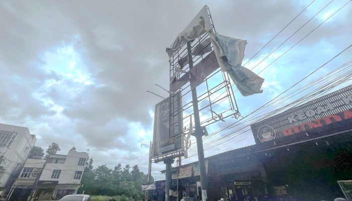 Reklame Berjatuhan Akibat Angin Kencang di Tanjungpinang, Lalin Macet 