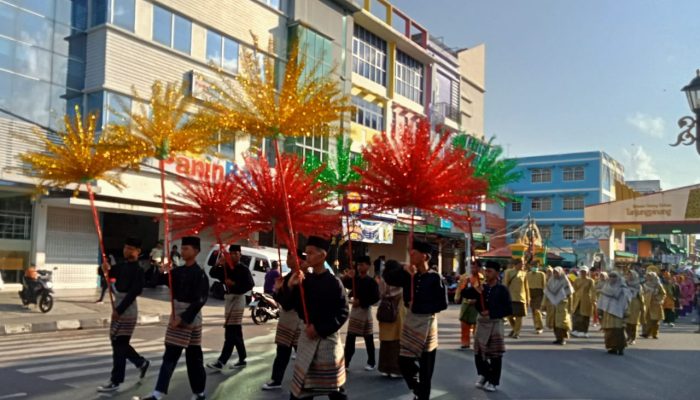 Masyarakat Antusias Saksikan Pawai Budaya dan Mobil Hias di Tanjungpinang