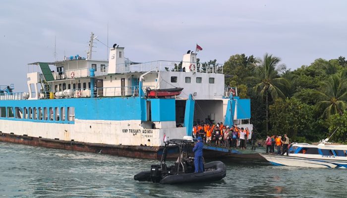 KMP. Trisakti Adinda Kandas di Pulau Kasam Batam, 170 Penumpang Berhasil Dievakuasi  