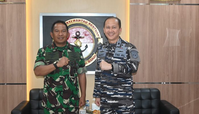 Perkuat Sinergi TNI AU dan TNI AL, Danlanud RSA Kunjungi Lanal Ranai