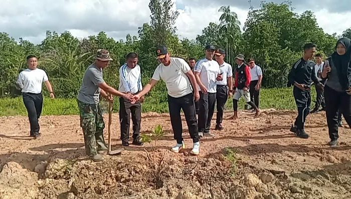 Panglima Kogabwilhan I Pimpin Penanaman Bibit Sayur dan Buah di Pulau Dompak