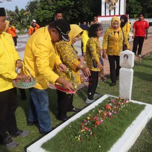 HUT Ke-61 Partai Golkar, Bagikan Sembako dan Ziarah Makam Sesepuh