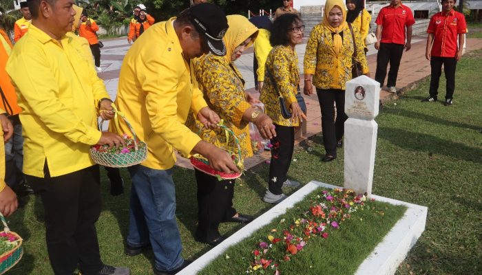 HUT Ke-61 Partai Golkar, Bagikan  Sembako dan Ziarah Makam Sesepuh
