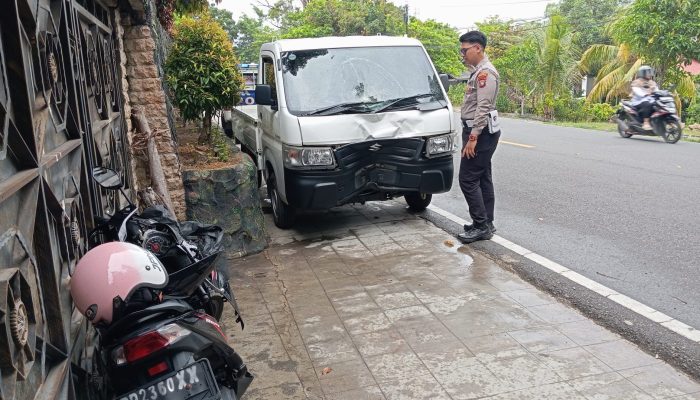 Sepeda Motor Tabrak Mobil Pick Up Parkir di Bahu Jalan Wiratno Tanjungpinang