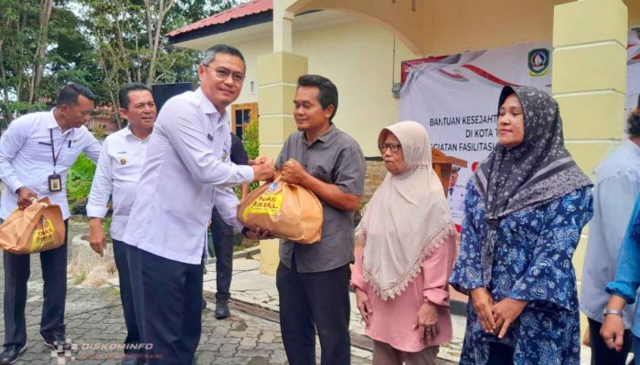 Dinsos Kepri Salurkan 1.350 Paket Sembako Untuk Warga Dua Kecamatan di Tanjungpinang 