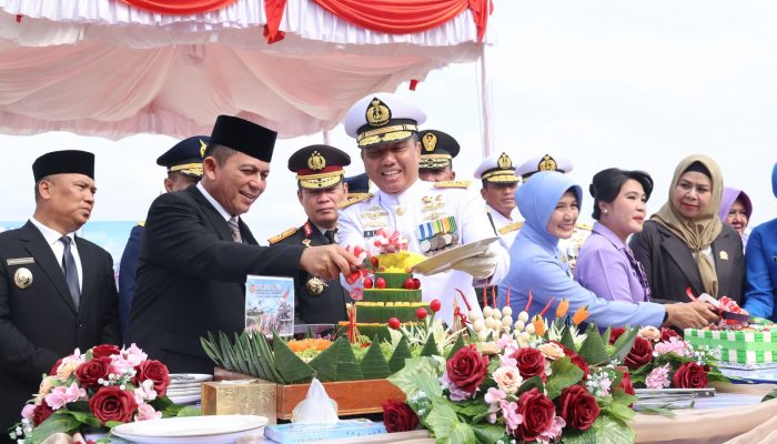 Upacara HUT TNI Ke-80, Gubernur Ansar Potong Tumpeng di Pelataran Tugu Sirih