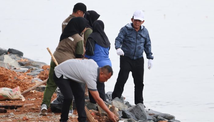 Goro bersama OPD di Tepi Laut, Gubernur Ansar Ingatkan Warga Untuk Jaga Kebersihan Wajah Ibu Kota