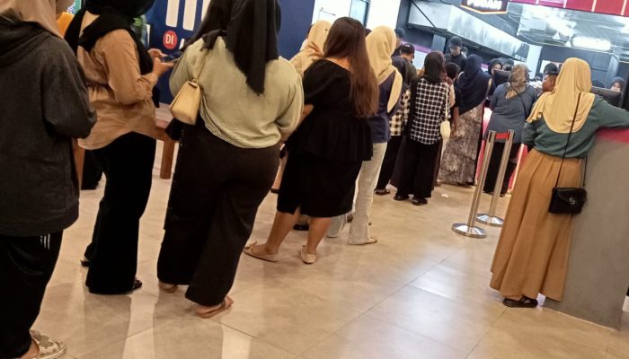Demen Mie Pedas, Pengunjung Rela Antri Untuk Mie Gacoan di Tanjungpinang
