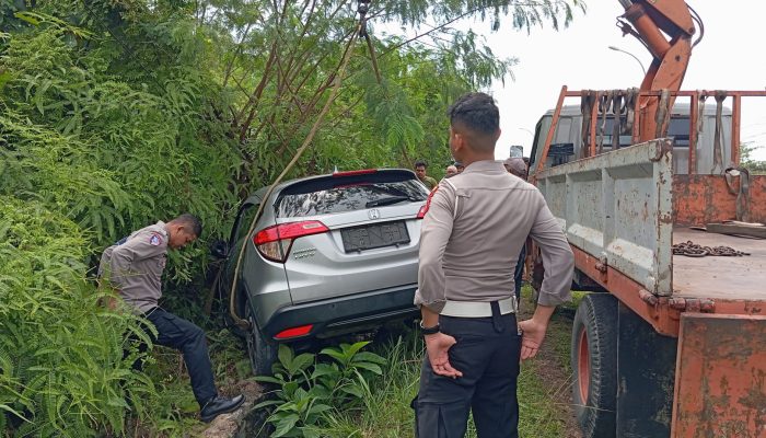 Satu Mobil Honda HRV Terperosok Masuk Parit di Tanjungpinang