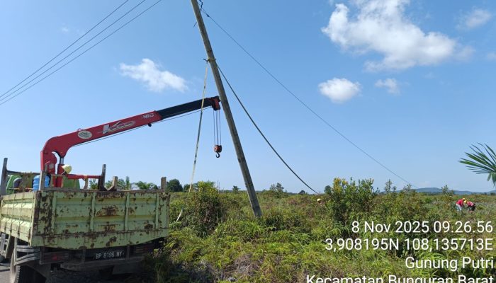 Respon Cepat PLN Ranai, Tiang Listrik Miring di Bunguran Utara Langsung Diperbaiki
