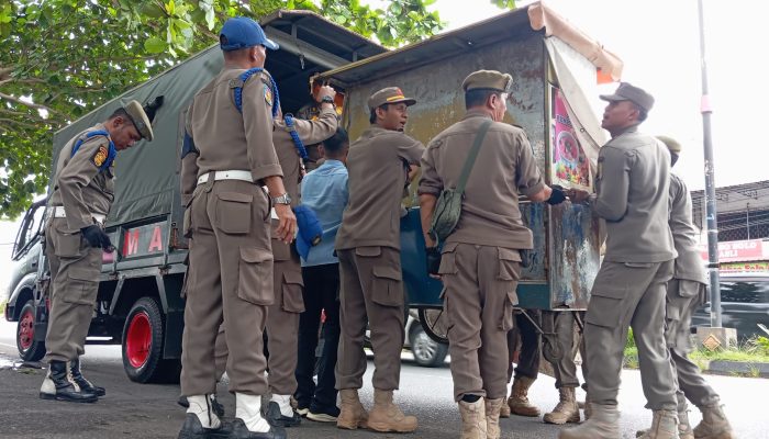 Satpol PP Tanjungpinang Tertibkan Gerobak Pedagang di Jalan DI Panjaitan 