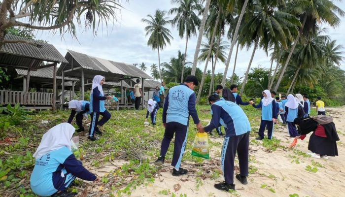 Peduli Lingkungan, SMAN 1 Bunguran Timur Laut Natuna Gelar Aksi Bersih Pantai