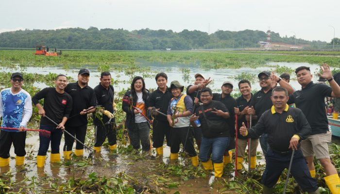 Jaga Kualitas Air, BP Batam bersama Masyarakat Goro Bersihkan Waduk Duriangkang 