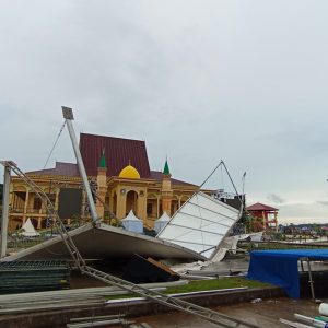 Diterjang Angin Kencang, Atap Tenda Tamu VIP Kepri Art & Culture Internasional 2025 Roboh