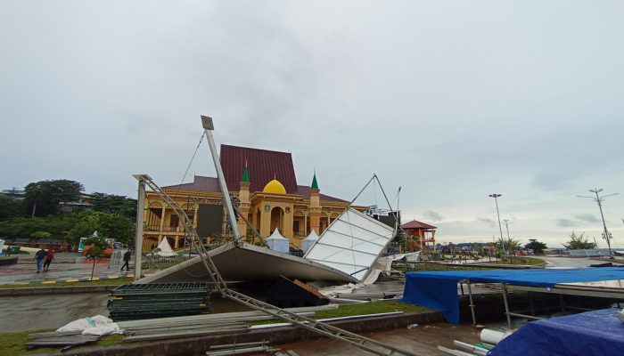 Diterjang Angin Kencang, Atap Tenda Tamu VIP Kepri Art & Culture Internasional 2025 Roboh