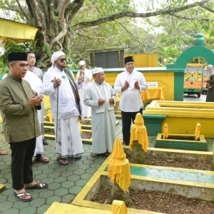 Ketua MPR RI Bersama Habib Syech Tunaikan Sholat Jumat dan Ziarah Makam di Penyengat
