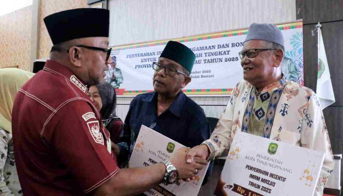 Pemko Tanjungpinang Serahkan Insentif Keagamaan dan Bonus Juara STQH Kepri 2025