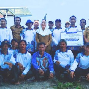 Tingkatkan Produksi Pertanian, Bupati Natuna Serahkan Traktor Untuk Kelompok Tani