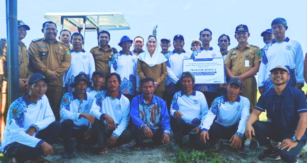 Tingkatkan Produksi Pertanian, Bupati Natuna Serahkan Traktor Untuk Kelompok Tani
