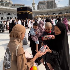Tunaikan Umrah, Bripka Zulhamsyah Berbagi Kebaikan di Mekkah