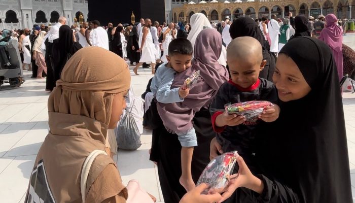 Tunaikan Umrah, Bripka Zulhamsyah Berbagi Kebaikan di Mekkah