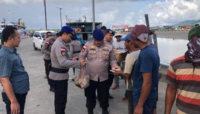 Jumat Berkah, Satpolairud Polres Natuna Bagikan Makanan di Pelabuhan Penagi